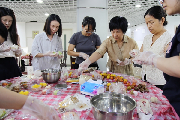 朗霞街道婦聯(lián)開展“月滿金秋 餅承情懷”喜迎中秋活動(dòng)